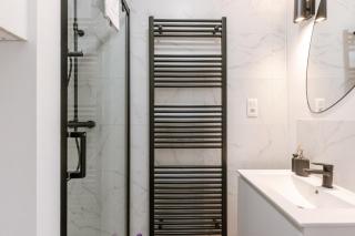 Modern Apartment with Balcony Near City Center - 4