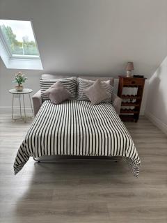 Lough Key Luxury Riverfront Apartment - 6