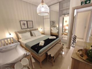 Theonisxenia Luxury Apt at Metro M3 - 7