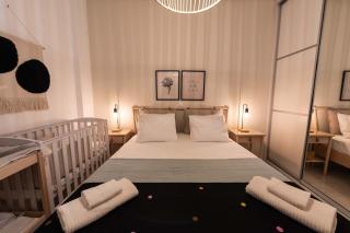 Theonisxenia Luxury Apt at Metro M3 - 3