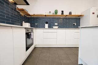 Spacious 3 Bedroom Home in Heart Of Pontypool With Parking - By EKLIVING LUXE Short Lets & Serviced Accommodation - 1