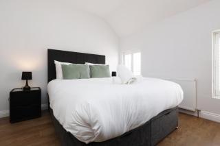 Spacious 3 Bedroom Home in Heart Of Pontypool With Parking - By EKLIVING LUXE Short Lets & Serviced Accommodation - 5