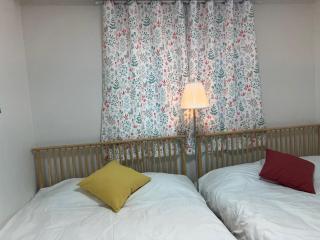 Hongdae 1 minute Hongik University Station 10 minutes Hongdae Street 5 minutes Spacious living room 141m2 Cozy space 2bathroom - 6