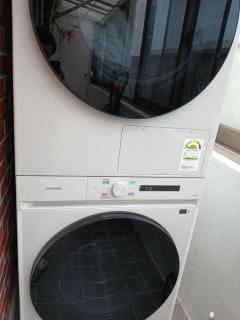 Hongdae 1 minute Hongik University Station 10 minutes Hongdae Street 5 minutes Spacious living room 141m2 Cozy space 2bathroom - 4