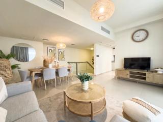 2BR Duplex with Terrace & Courtyard Views Near the Beach - 8