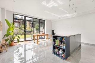 New! Modern 3BR Home near Clapham with Garden and Parking - 8