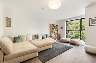 New! Modern 3BR Home near Clapham with Garden and Parking - 0