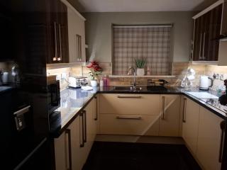 2 Bed House - Sleeps 4 - Pets - Garden - Parking - 7