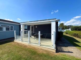 Dog Friendly Chalet With Outdoor Seating At Broadland Park And Marina Ref 12050B - Lowestoft - 0