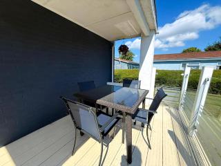 Dog Friendly Chalet With Outdoor Seating At Broadland Park And Marina Ref 12050B - 2