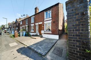 2 Bedroom Cottage in Haslemere 2 X Double Beds - 3