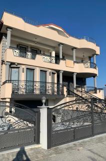 Spacious Modern Villa - 4