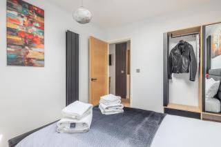 Trinity- New Modern Apartment with FREE on road parking - 2