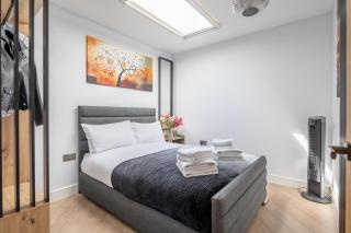 Trinity- New Modern Apartment with FREE on road parking - 2