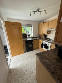 2 Bedroom Guest House Near Beach - Llanelli - 3