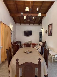 Casa con pileta, jardín y parrilla para toda la familia - 2