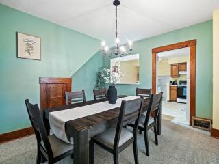 Entire Duplex w Historic District and Sleeps 12 - 7