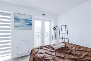 luxury 2br in salford slps 6 wifi parking & ps5 - 6