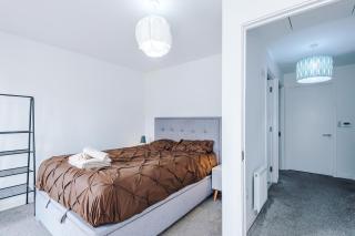 luxury 2br in salford slps 6 wifi parking & ps5 - 5