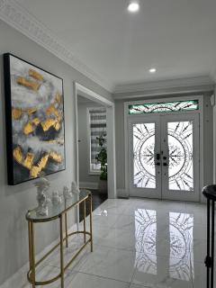 Elegant escape 4BR with POOL TABLE -Airport 20 min - 3