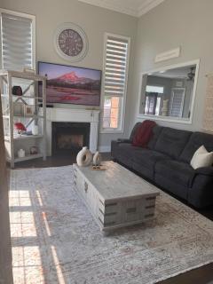 Elegant escape 4BR with POOL TABLE -Airport 20 min - 2