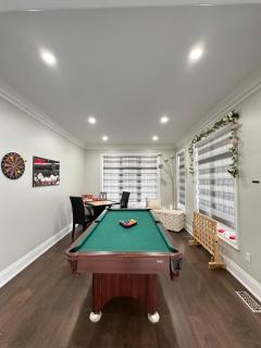 Elegant escape 4BR with POOL TABLE -Airport 20 min - Brampton - 1