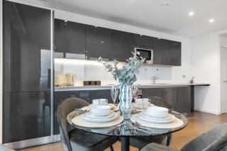 Sky High Luxury 2 Bed Flat with Jaw Dropping Views - 6
