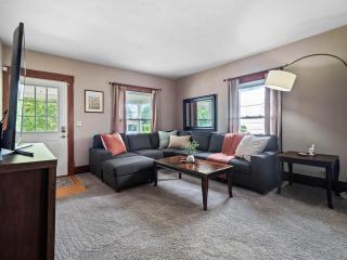 Historic District w Fully Stocked Kitchen and Sleeps 6 - 6