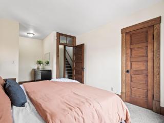 Historic District w Fully Stocked Kitchen and Sleeps 6 - 5