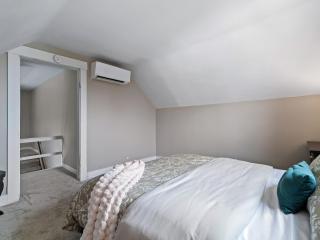 Historic District w Fully Stocked Kitchen and Sleeps 6 - 3