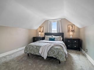 Historic District w Fully Stocked Kitchen and Sleeps 6 - 1