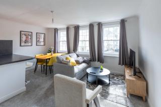 Bright 1 Bed Harbour-side Apartment with Sea Views - 9