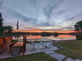 Luxury Beachfront Cottage w Hot tub, Sauna & Bar - 7