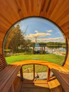 Luxury Beachfront Cottage w Hot tub, Sauna & Bar - 9