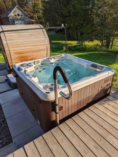 Luxury Beachfront Cottage w Hot tub, Sauna & Bar - 4