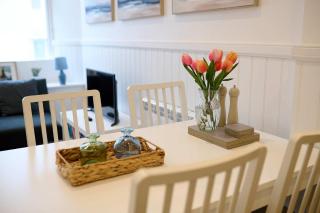 Elegant 3BD Escape - Perfect Central Location - 6
