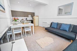 Elegant 3BD Escape - Perfect Central Location - 4
