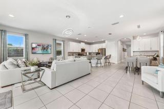 Airy 6 Bdrm House with Private Pool in Encore - 2