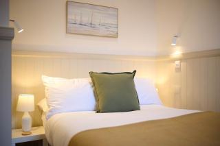 Luxury 3BD Central Apt with Tower & Seaviews - 4