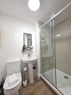 Deluxe One Bed Flat at Dawe Luxury Suites - An Entire Apartment near Ely Cathedral & Train Station - Ideal Gateway to Explore Ely, Cambridge, Norfolk & London - Sleeps up to 4 - Ely - 3