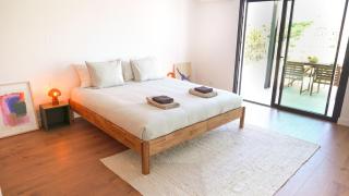 Modern Oasis with Sunlit Patio in Carvoeira - 8
