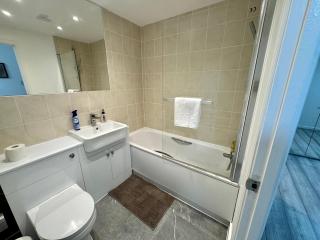 Riverview Stunning Apartment 3Bedroom, 2Bathroom, Balcony, Parking - 1