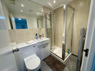 Riverview Stunning Apartment 3Bedroom, 2Bathroom, Balcony, Parking - 3