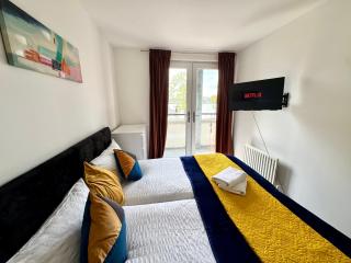 Riverview Stunning Apartment 3Bedroom, 2Bathroom, Balcony, Parking - 6