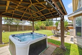 Hot Tub Htown Getaway Yard Bbq Air Hockey Wifi - 0