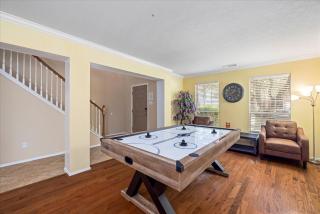 Hot Tub Htown Getaway Yard Bbq Air Hockey Wifi - 9