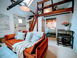 Stylish 1BD Cottage with Fireplace and Parking - 0