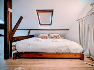 Stylish 1BD Cottage with Fireplace and Parking - Effingham - 7