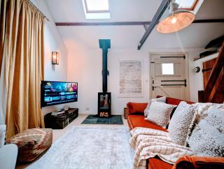 Stylish 1BD Cottage with Fireplace and Parking - Effingham - 4