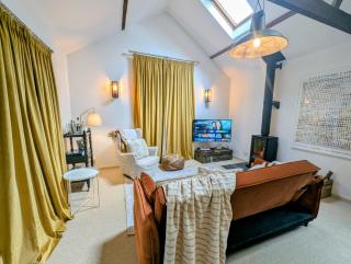 Stylish 1BD Cottage with Fireplace and Parking - Effingham - 2